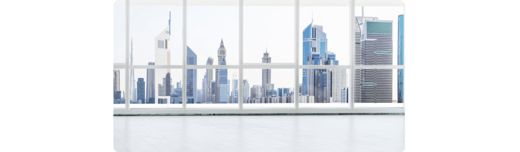 Leeres Bürogebäude mit Ausblick auf Dubai's Skyline