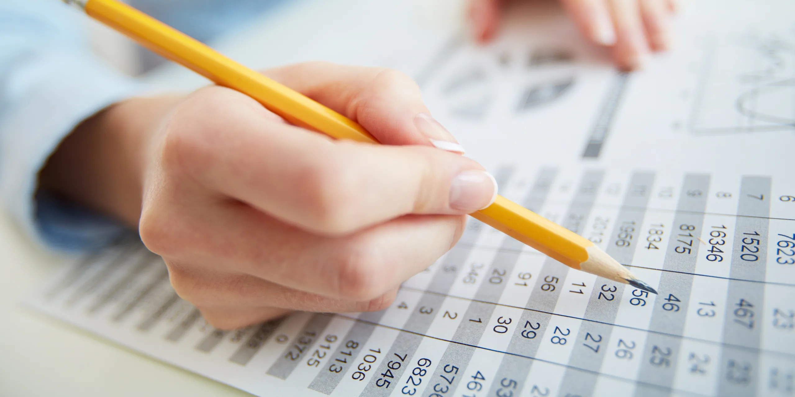 Nahaufnahme eines Finanzmitarbeiters, der statistische Daten analysiert