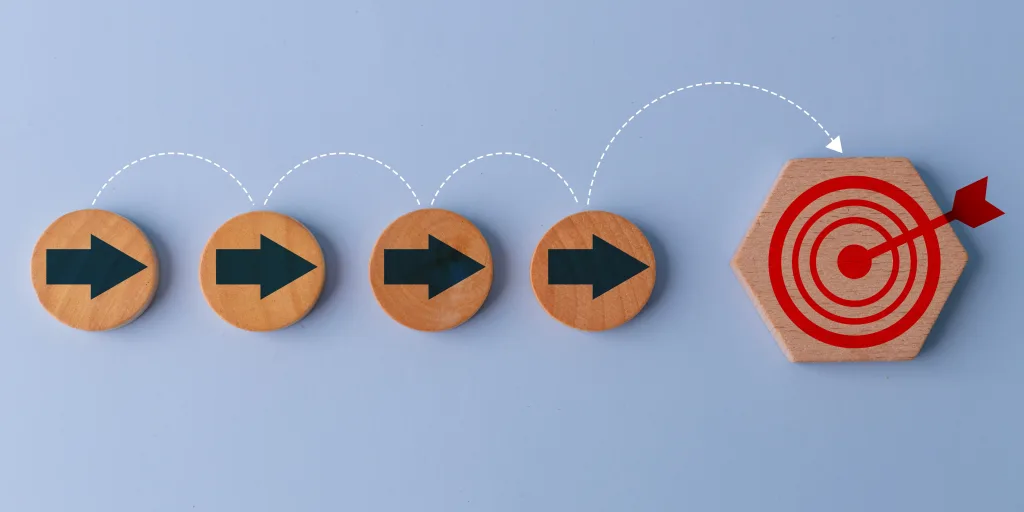 Geschäftsziel und Ziel, Planung und Entwicklung für das Unternehmen. Ziel und Pfeil-nach-oben-Symbole für erfolgreiche Geschäftsziele, Geschäftswachstum Erfolgsprozess.