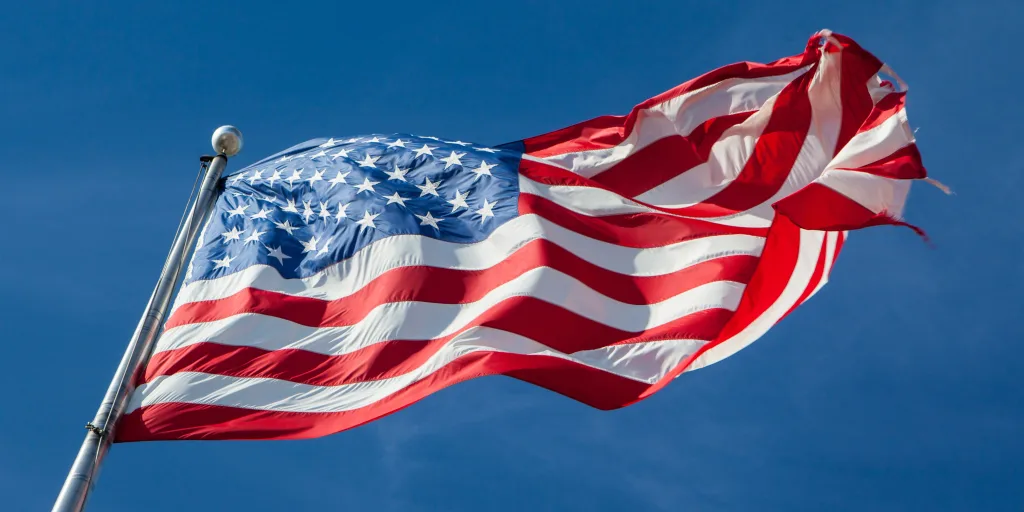 Eine USA-Flagge weht im starken Wind in Louisiana, USA