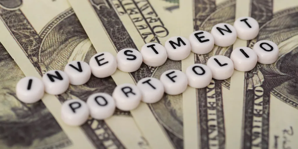 Geldscheine mit Text INVESTMENT PORTFOLIO.