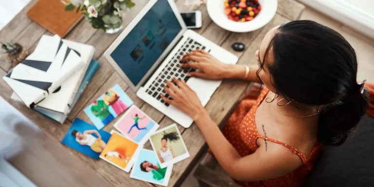 Frau tippt Blogbeitrag vom Wochenende auf Laptop