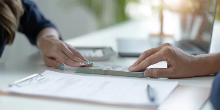 Geschäftsmann gibt Geld, Bargeld Dollar zu seinem Partner über einen Schreibtisch Büro - Darlehen, Zahlung und Bestechung Konzepte
