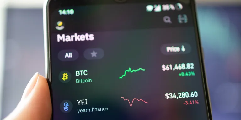 Trader Investor diskutieren und Analyse Grafik auf Smartphone. Finanz-Anwendung für Verkauf, Kauf und Analyse Gewinn-Dividende-Statistiken