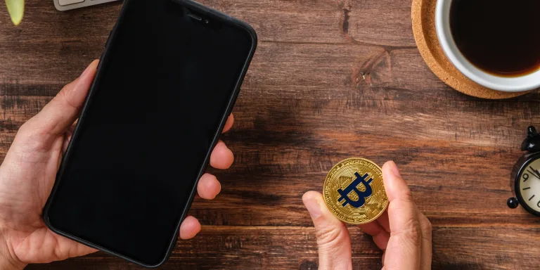 Handy und Bitcoin-Kryptowährung zum Handel an der Börse mit Blockchain