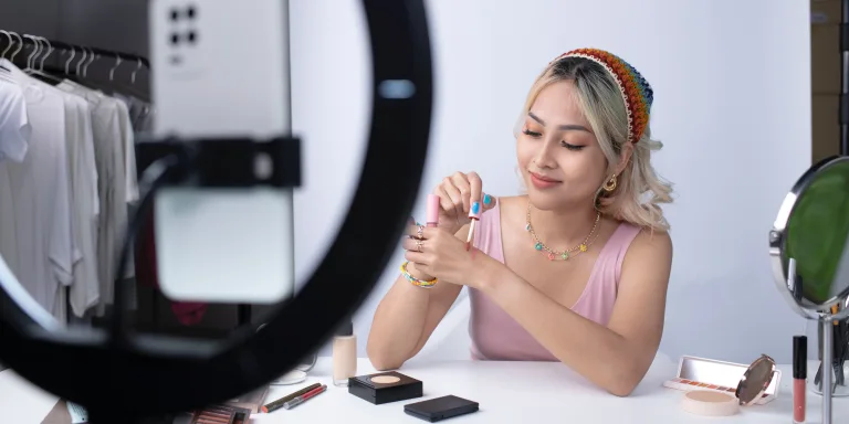 Junge schöne asiatische Frau und professionelle Schönheit Make-up-Künstler Vlogger oder Blogger Aufnahme Make-up-Tutorial auf der Website oder Social Media zu teilen. Business Online-Influencer auf Social-Media-Konzept