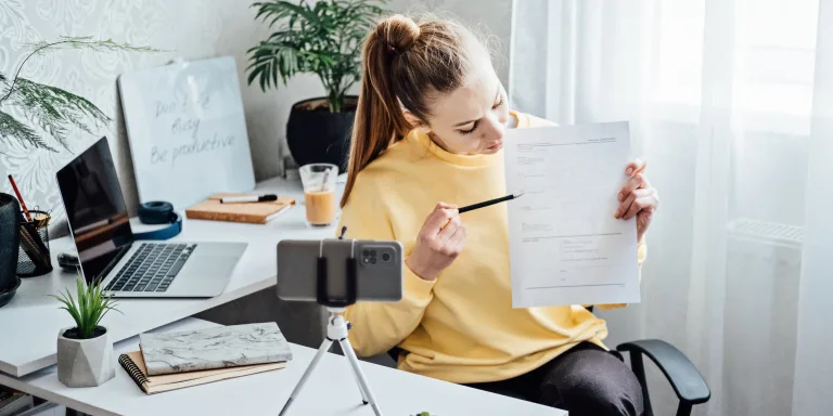 Passives Einkommen, Nebenjob-Ideen, um zu Hause zu verdienen. Junge Frau spricht vor der Kamera für Vlog als Blogger, Aufnahme von Video-Tutorial oder Trainingskurs. Zusätzliches Geld verdienen, Geld verdienen