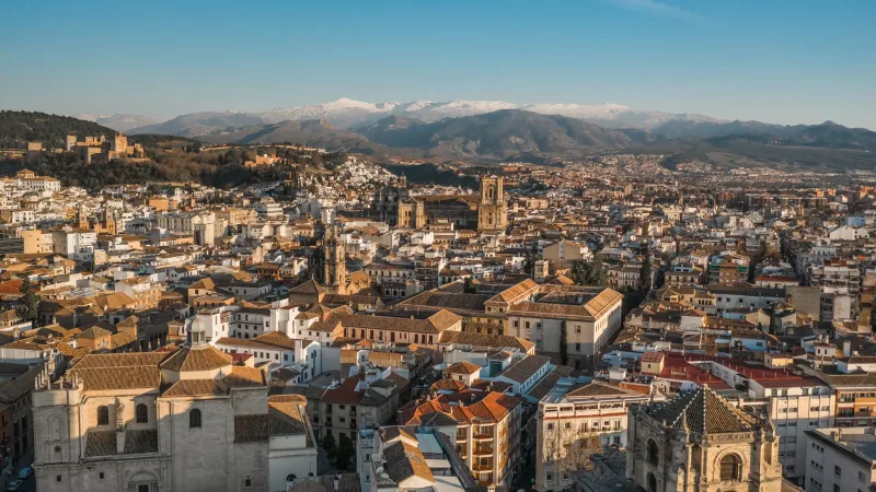 Luftaufnahme von Granada vor Sonnenuntergang