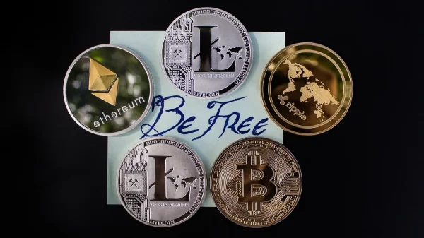 Verschiedene Kryptowährungen als Münzen symbolisiert