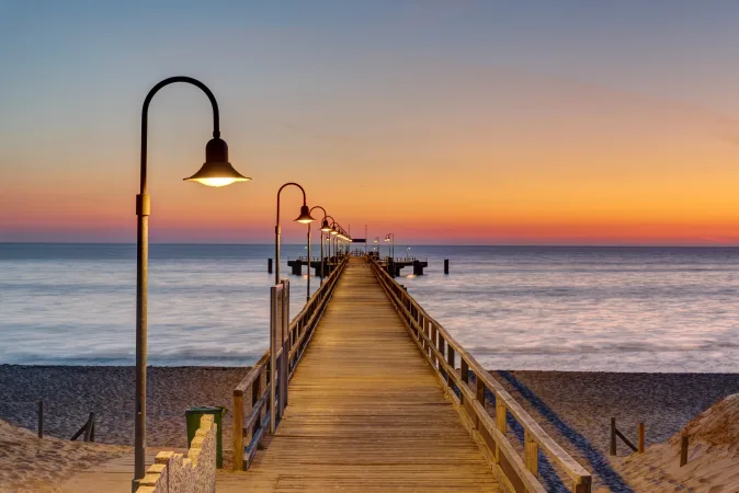 Langer Steg an der Ostseeküste in Deutschland