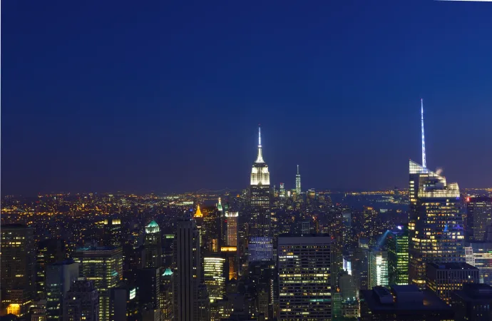 Luftaufnahme von New York City bei Nacht