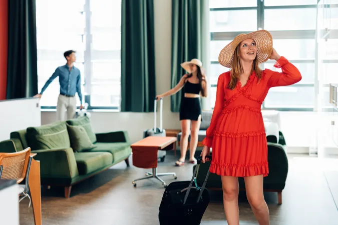 Touristen kommen in ihrem Ferienhaus an