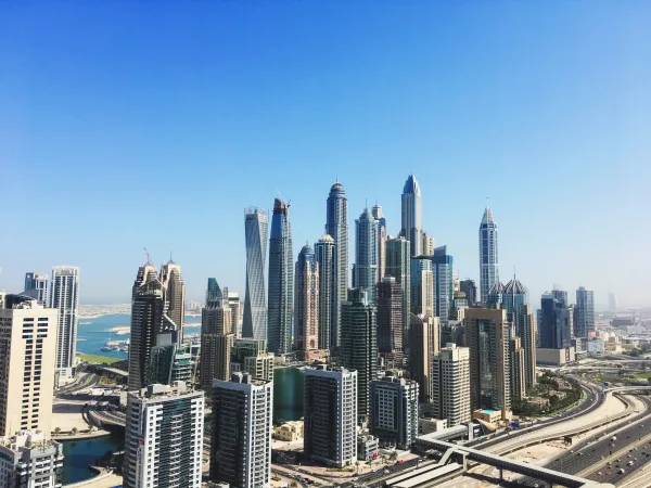 Dubai City am Tag mit seinen atemberaubenden Skylines
